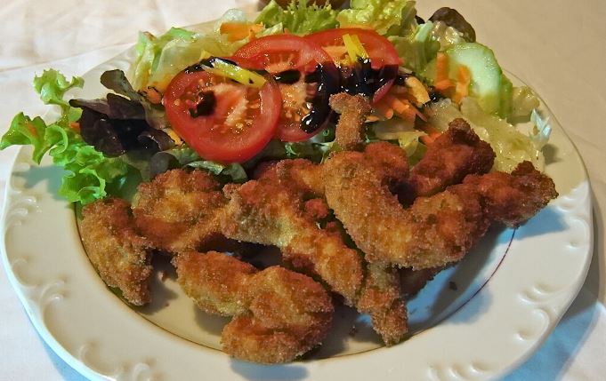 Backhendl Salat comida tipica austriaca